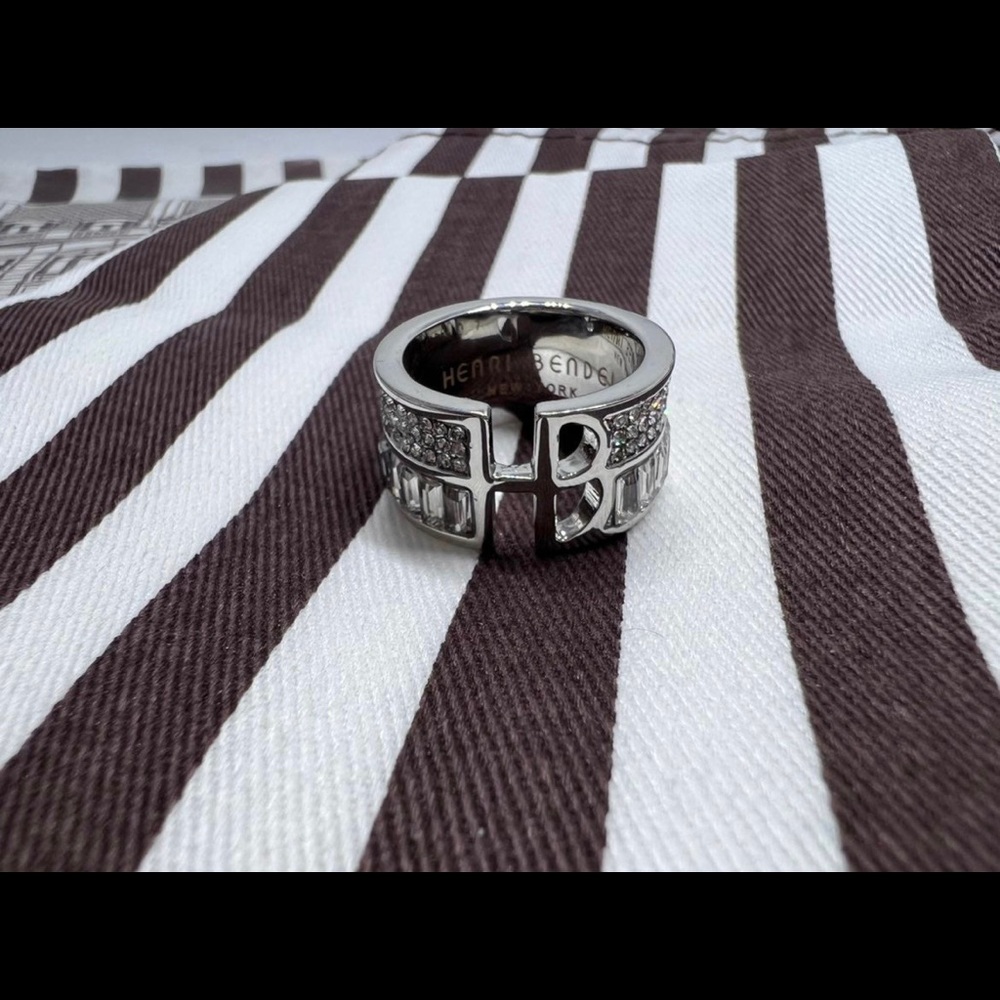 Henri Bendel Deco Crystal baguette ring in silver color. Size 6